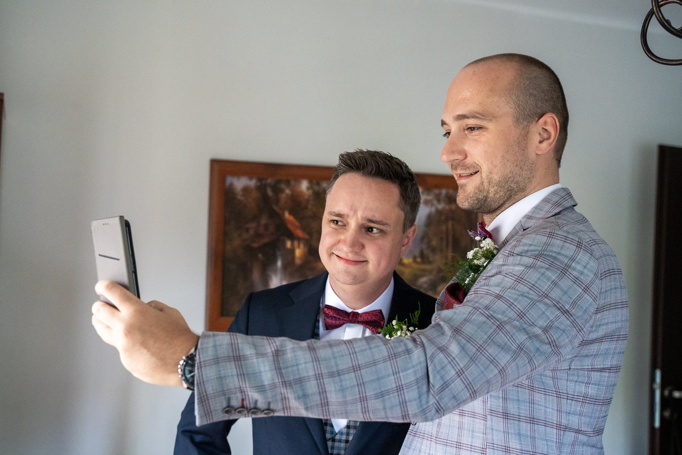 Pan młody robi selfie ze świadkiem przed ślubem — ślub Magda i Bernard