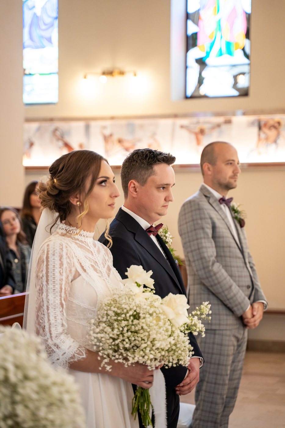 Para młoda przy ołtarzu podczas ceremonii — ślub Magda i Bernard