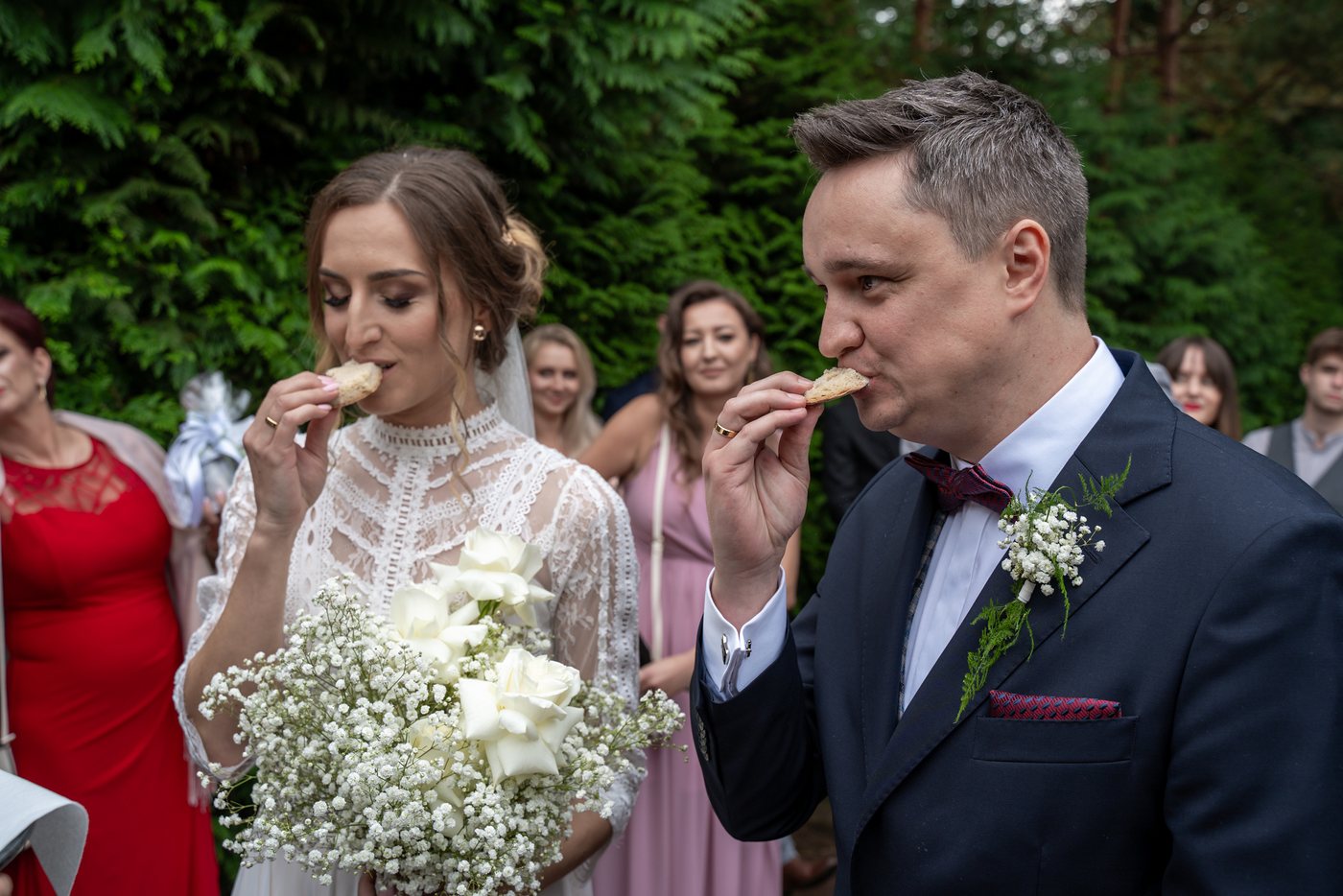 Powitanie pary młodej chlebem przed salą — ślub Magda i Bernard
