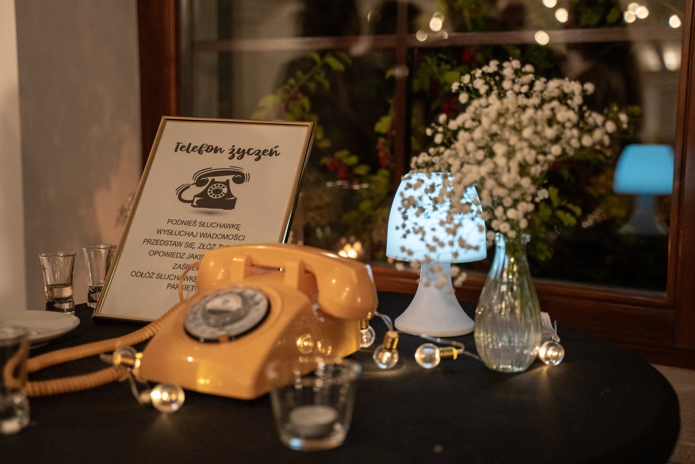 Retro telefon do nagrywania życzeń wśród gipsówki — ślub Magda i Bernard