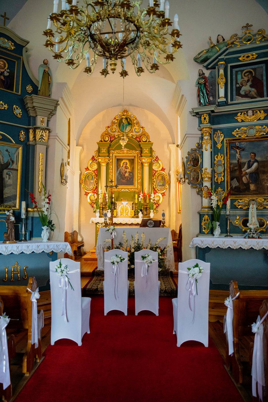 Barokowy ołtarz w kościele — ślub Malwina i Jan