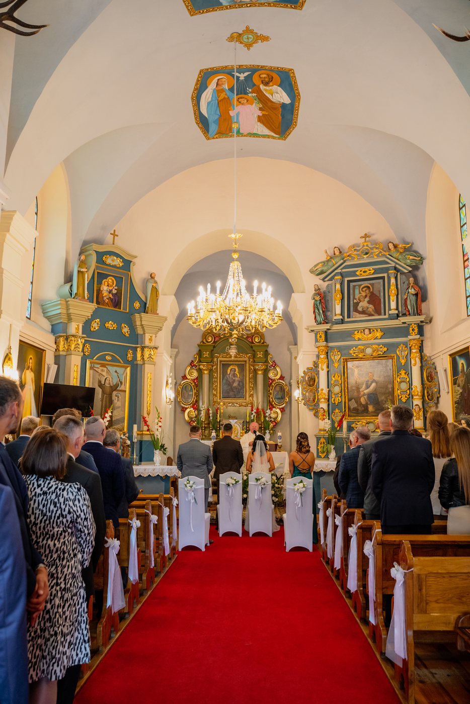 Nawa kościoła podczas ceremonii ślubnej — ślub Malwina i Jan