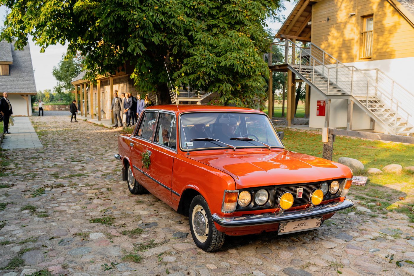 Czerwony Fiat 125p jako auto do ślubu — ślub Malwina i Jan
