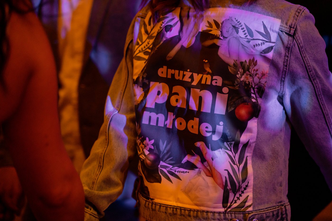 Jeansowa kurtka z napisem drużyna pani młodej — ślub Malwina i Jan