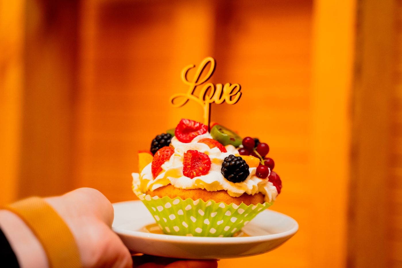 Babeczka z napisem Love — ślub Malwina i Jan