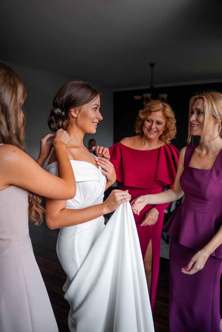 Panna młoda z mamą i druhnami przed wyjściem do ślubu — ślub Malwina i Mateusz