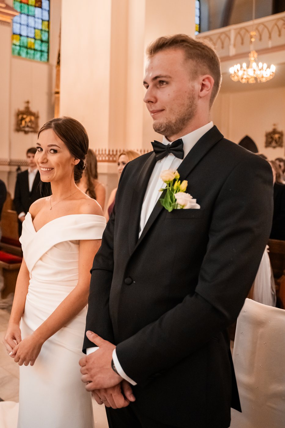 Para młoda przed ołtarzem w kościele — ślub Malwina i Mateusz