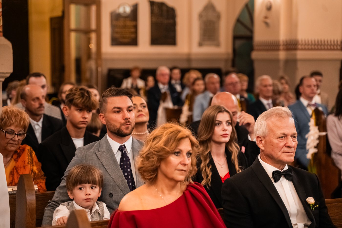 Wzruszeni goście w kościele podczas ceremonii — ślub Malwina i Mateusz
