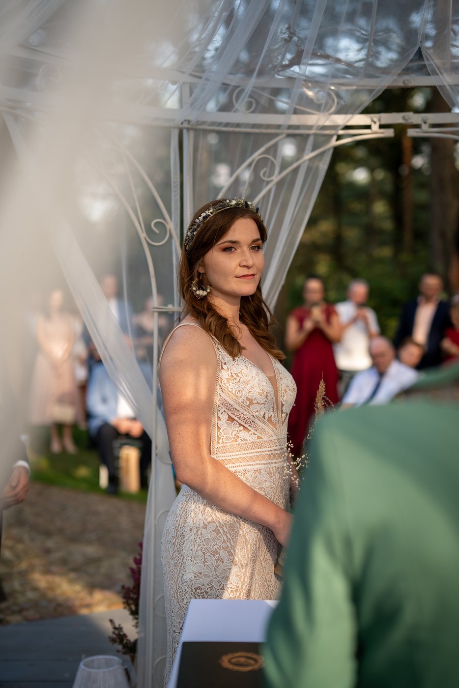 Panna młoda podczas ceremonii w plenerze — ślub Marta i Patryk