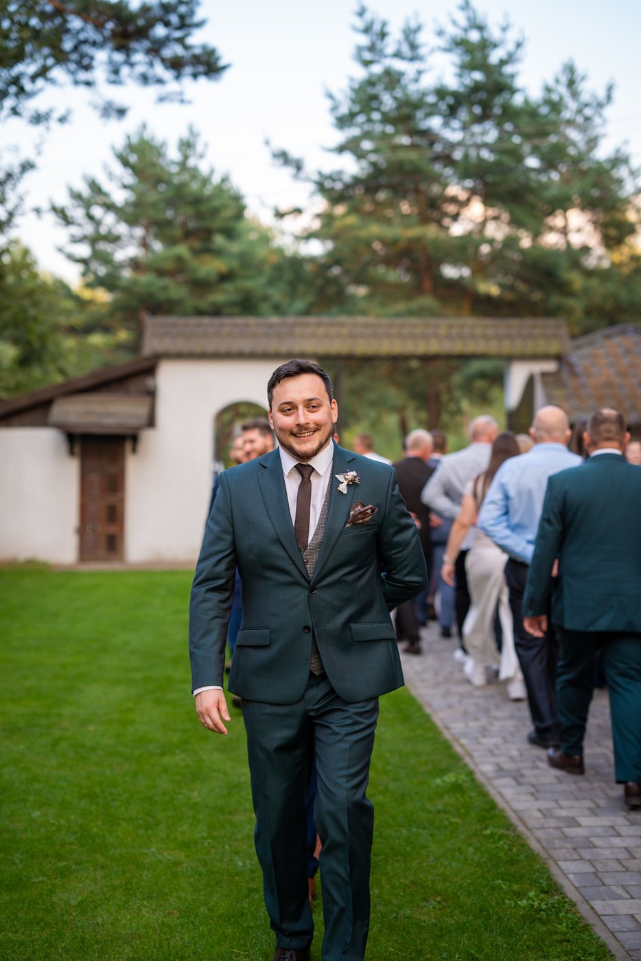 Pan młody idzie przez ogród — ślub Marta i Patryk